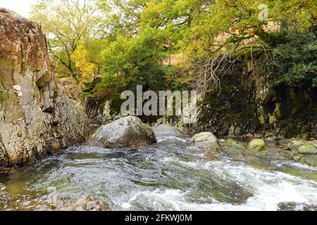 Acque selvagge di Stonethwaite Beck, un piccolo fiume formato alla confluenza di Langstrath Beck e Greenup Gill sotto Eagle Crag. Esplorare bello n Foto Stock