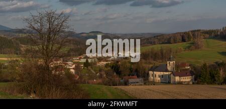 Vista per Roprachtice villaggio con la vecchia chiesa in primavera Nizza serata di colori soleggiati Foto Stock