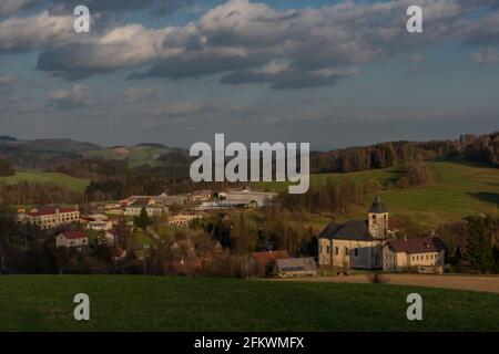 Vista per Roprachtice villaggio con la vecchia chiesa in primavera Nizza serata di colori soleggiati Foto Stock