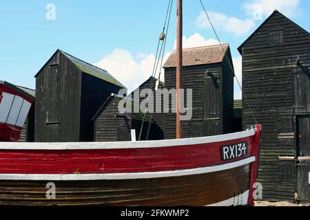 Reti capannoni e barca da pesca presso lo Stade, Hastings Old Town, sulla costa del Sussex, nel sud-est dell'Inghilterra Foto Stock