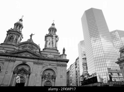 Cattedrale Metropolitana di Santiago con un incredibile edificio moderno in vetro rivestito sulla Plaza de Armas di Santiago, Cile in Monocromo Foto Stock