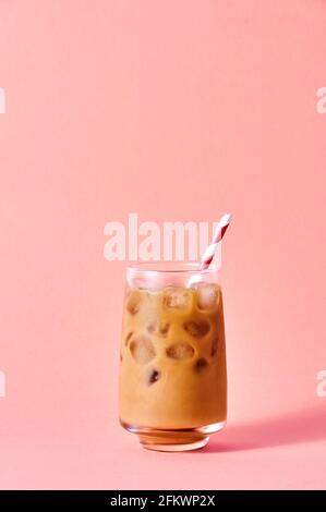 Caffè ghiacciato in bicchieri da calice su sfondo rosa. Bevanda estiva rinfrescante di concetto. Foto Stock