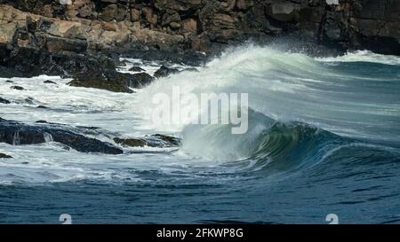 Le onde si schianta sulla riva della baia di Fundy Foto Stock