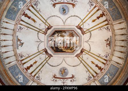 Primo piano su un bellissimo affresco che decora il soffitto del vecchio palazzo a Roma Foto Stock