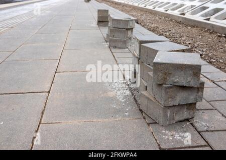 Pila di mattoni sul marciapiede. Progetto di rinnovamento della pavimentazione in città. Foto Stock