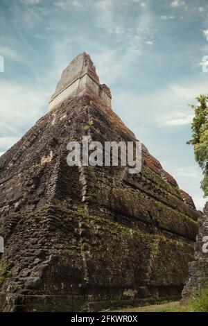 Tikal Templi nella mattina presto, Guatemala, post processato usando il bracketing di esposizione Foto Stock