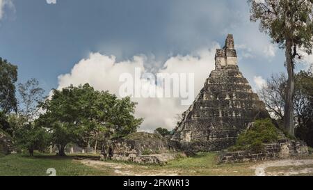 Tikal Templi nella mattina presto, Guatemala, post processato usando il bracketing di esposizione Foto Stock