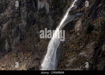 Suggestiva cascata di Foroglio in primavera, Valle di Bavona, Ticino Foto Stock