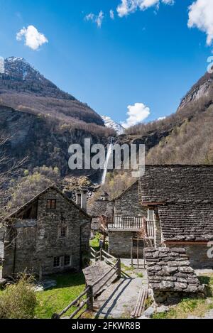 Case in pietra rustico a Foroglio con cascata di Foroglio, Ticino Foto Stock