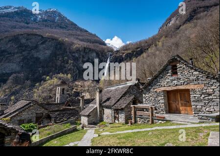 Case in pietra rustico a Foroglio con cascata di Foroglio, Ticino Foto Stock