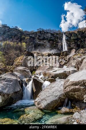 Suggestiva cascata di Foroglio in primavera, Valle di Bavona, Ticino Foto Stock