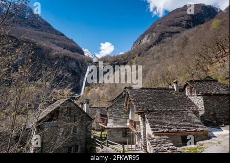 Case in pietra rustico a Foroglio con cascata di Foroglio, Ticino Foto Stock