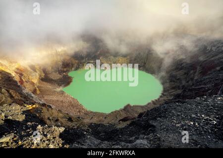 Vulcano Santa Ana Crater Lake in El Salvador, post processato utilizzando l'esposizione bracketing Foto Stock