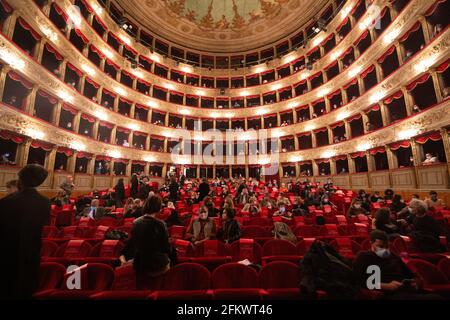 Roma, Italia. 03 maggio 2021. (5/3/2021) Vista del Teatro Argentina all'ingresso della gente. Il Teatro Argentina, uno dei più importanti teatri di Roma, riaperto, con tutti i controlli e le restrizioni dovute alla pandemia del Covid-19. Un gruppo di attori e attrici ha organizzato un flashmob davanti all'ingresso del teatro per protestare contro la situazione del teatro in Italia. (Foto di Matteo Nardone/Pacific Press/Sipa USA) Credit: Sipa USA/Alamy Live News Foto Stock