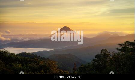 Vulcano Arenal in Costa Rica centrale visto da Monteverde, post-processato usando bracketing di esposizione Foto Stock