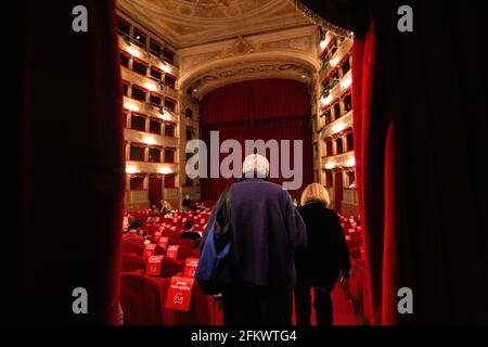 Roma, Italia. 03 maggio 2021. (5/3/2021) Vista del Teatro Argentina all'ingresso della gente. Il Teatro Argentina, uno dei più importanti teatri di Roma, riaperto, con tutti i controlli e le restrizioni dovute alla pandemia del Covid-19. Un gruppo di attori e attrici ha organizzato un flashmob davanti all'ingresso del teatro per protestare contro la situazione del teatro in Italia. (Foto di Matteo Nardone/Pacific Press/Sipa USA) Credit: Sipa USA/Alamy Live News Foto Stock