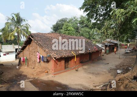 Veduta d'uccello di una casa tradizionale della TRIBÙ DESIA KONDHA del villaggio di Lanjigadh in Odisha, India Foto Stock