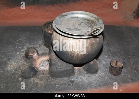 Utensili tribali tradizionali su un focolare al villaggio di Lanjigadh in Odisha, India. TRIBÙ DESIA KONDHA Foto Stock