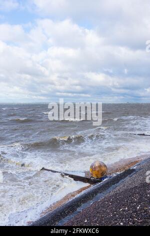 Un grande Buoy spazzato dal suo Anchorage durante le Gales non stagionali all'inizio di maggio, si trova sulla spiaggia a Shoeburyness sull'estuario del Tamigi Foto Stock