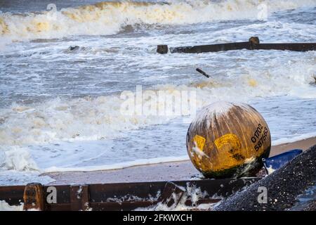 Un grande Buoy spazzato dal suo Anchorage durante le Gales non stagionali all'inizio di maggio, si trova sulla spiaggia a Shoeburyness sull'estuario del Tamigi Foto Stock