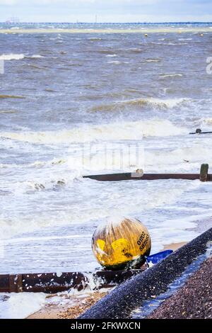 Un grande Buoy spazzato dal suo Anchorage durante le Gales non stagionali all'inizio di maggio, si trova sulla spiaggia a Shoeburyness sull'estuario del Tamigi Foto Stock