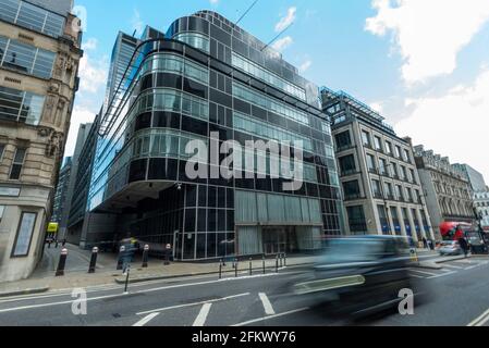 Londra, Regno Unito. 4 maggio 2021. Una vista generale del Daily Express Building al 120 Fleet Street che Goldman Sachs ha liberato nel 2019. Le proposte sono state annunciate da CO-RE per risviluppare la proprietà art deco di grado II in una struttura a 21 piani che comprende più di 540,000 piedi quadrati di uffici e 18,000 piedi quadrati di spazio al dettaglio. Credit: Stephen Chung / Alamy Live News Foto Stock