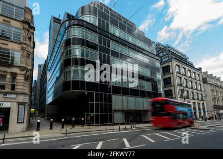 Londra, Regno Unito. 4 maggio 2021. Una vista generale del Daily Express Building al 120 Fleet Street che Goldman Sachs ha liberato nel 2019. Le proposte sono state annunciate da CO-RE per risviluppare la proprietà art deco di grado II in una struttura a 21 piani che comprende più di 540,000 piedi quadrati di uffici e 18,000 piedi quadrati di spazio al dettaglio. Credit: Stephen Chung / Alamy Live News Foto Stock