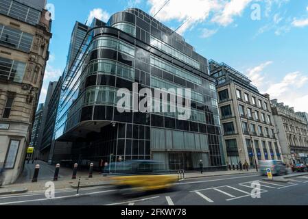 Londra, Regno Unito. 4 maggio 2021. Una vista generale del Daily Express Building al 120 Fleet Street che Goldman Sachs ha liberato nel 2019. Le proposte sono state annunciate da CO-RE per risviluppare la proprietà art deco di grado II in una struttura a 21 piani che comprende più di 540,000 piedi quadrati di uffici e 18,000 piedi quadrati di spazio al dettaglio. Credit: Stephen Chung / Alamy Live News Foto Stock