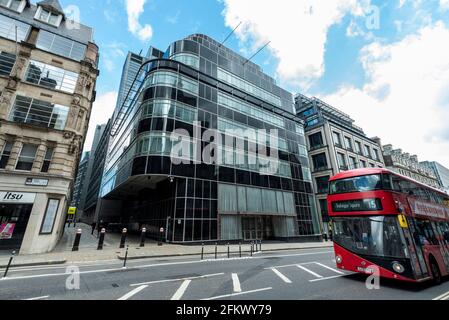 Londra, Regno Unito. 4 maggio 2021. Una vista generale del Daily Express Building al 120 Fleet Street che Goldman Sachs ha liberato nel 2019. Le proposte sono state annunciate da CO-RE per risviluppare la proprietà art deco di grado II in una struttura a 21 piani che comprende più di 540,000 piedi quadrati di uffici e 18,000 piedi quadrati di spazio al dettaglio. Credit: Stephen Chung / Alamy Live News Foto Stock