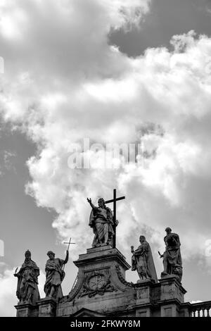 Le statue sulla facciata di San Giovanni in Laterano, Roma, Italia Foto Stock