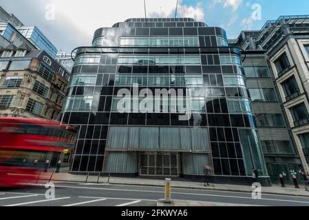 Londra, Regno Unito. 4 maggio 2021. Una vista generale del Daily Express Building al 120 Fleet Street che Goldman Sachs ha liberato nel 2019. Le proposte sono state annunciate da CO-RE per risviluppare la proprietà art deco di grado II in una struttura a 21 piani che comprende più di 540,000 piedi quadrati di uffici e 18,000 piedi quadrati di spazio al dettaglio. Credit: Stephen Chung / Alamy Live News Foto Stock