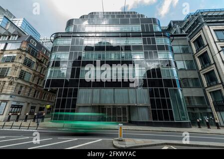 Londra, Regno Unito. 4 maggio 2021. Una vista generale del Daily Express Building al 120 Fleet Street che Goldman Sachs ha liberato nel 2019. Le proposte sono state annunciate da CO-RE per risviluppare la proprietà art deco di grado II in una struttura a 21 piani che comprende più di 540,000 piedi quadrati di uffici e 18,000 piedi quadrati di spazio al dettaglio. Credit: Stephen Chung / Alamy Live News Foto Stock