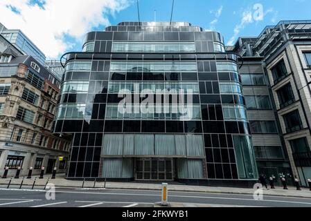 Londra, Regno Unito. 4 maggio 2021. Una vista generale del Daily Express Building al 120 Fleet Street che Goldman Sachs ha liberato nel 2019. Le proposte sono state annunciate da CO-RE per risviluppare la proprietà art deco di grado II in una struttura a 21 piani che comprende più di 540,000 piedi quadrati di uffici e 18,000 piedi quadrati di spazio al dettaglio. Credit: Stephen Chung / Alamy Live News Foto Stock