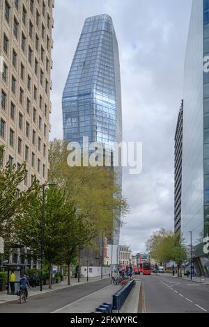 Il famoso grattacielo Blackfriars a Bankside, Londra, Regno Unito, visto da Blackfriars Road a sud con ciclista su pista ciclabile dedicata. Foto Stock