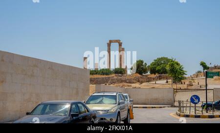Tempio di Ercole, uno storico monumento romano situato nella cittadella di Amman ad Amman, Giordania visto dal parcheggio del complesso Foto Stock