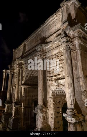 Antico Arco di Settimio Severo di notte a Roma, arco trionfale al Foro Romano costruito nel 203 d.C. Foto Stock