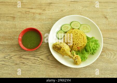 riso cotto con pollo al curry su piatto, con salsa piccante salsa di chili Foto Stock