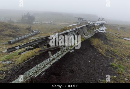 Un'ala e altri detriti dal relitto del B-29 Superfortress Bomber, situato sulle brughiere di Bleaklow nel Peak District National Park, Derby Foto Stock