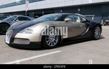 Vista frontale di tre quarti di un modello 2007 Bugatti Veyron EB 16.4 Sul display statico nel Paddock Internazionale al 2017 Silverstone Classic Foto Stock