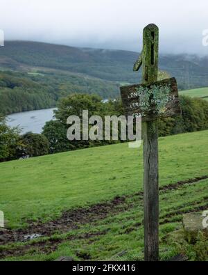 Un cartello per il sentiero transpenninico in un campo vicino Valehouse Reservoir nel Peak District National Park, Derbyshire, UK Foto Stock