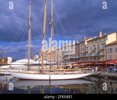 Côte legno ormeggiato in banchina, Saint-Tropez (St Tropez), Var, Provenza-Alpi-Costa Azzurra, Francia Foto Stock