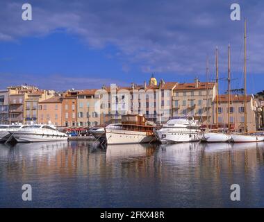 Porto e vista di banchina, Saint-Tropez, Var, Provence-Alpes-Côte d'Azur, in Francia Foto Stock