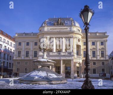 Teatro Nazionale nella neve d'inverno, Piazza Hviezdoslav, Città Vecchia, Bratislavia, Regione di Bratislavia, Slovacchia Foto Stock