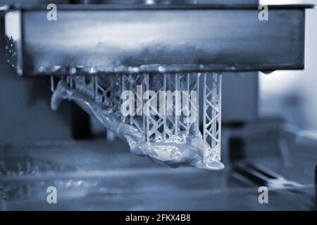 La stampante 3D DPL stereolitografia crea piccoli dettagli e gocciolamenti di liquidi Foto Stock