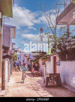 Scena di strada che mostra il minareto della Moschea del Grande Venerdì, maschio, Atollo di Kaafu, Maldive Foto Stock