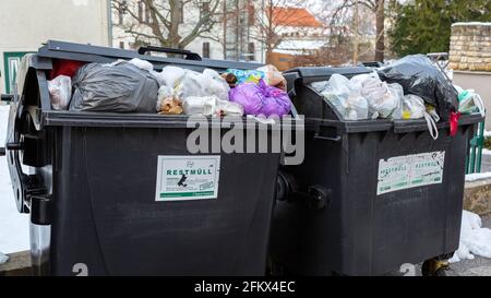 Rifiuti residui, rifiuti possono Foto Stock