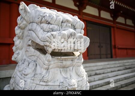 Statua del cane Leone in marmo di pietra nel tempio Sensoji, un tempio buddista giapponese ad Asakusa, Tokyo, Giappone. Foto Stock