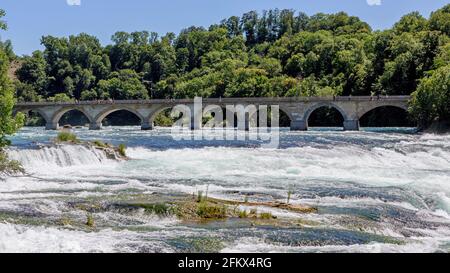 Ponte ferroviario alle Cascate del Reno a Sciaffusa, Svizzera Foto Stock