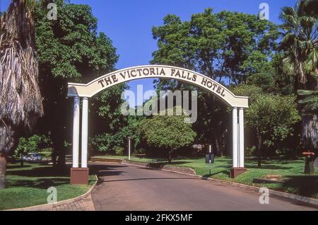 Arco d'ingresso al Victoria Falls Hotel and Gardens, Victoria Falls, Matabeleland, Zimbabwe Foto Stock