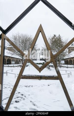 Banneux - Belgio - 07 aprile 2021: Dopo le apparizioni mariane del 1933, il sito è diventato uno dei più importanti luoghi di pellegrinaggio in Belgio Foto Stock